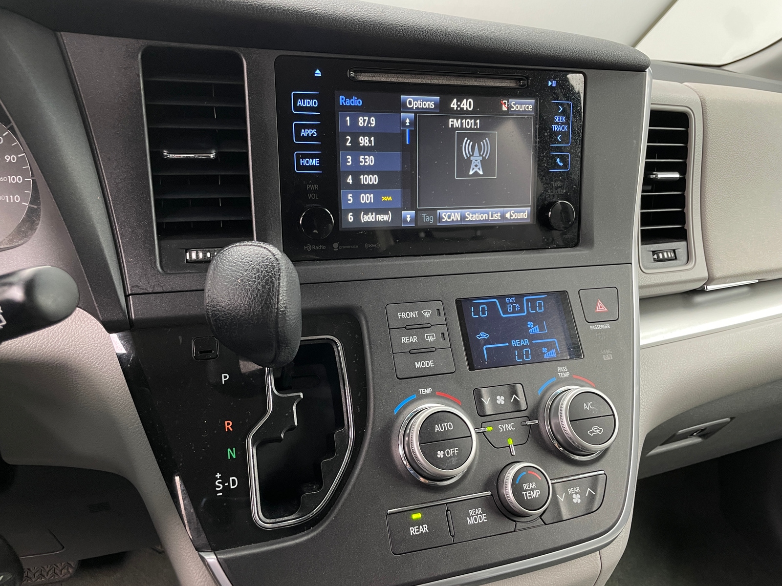 Thumbnail: 2016 Toyota Sienna - 4