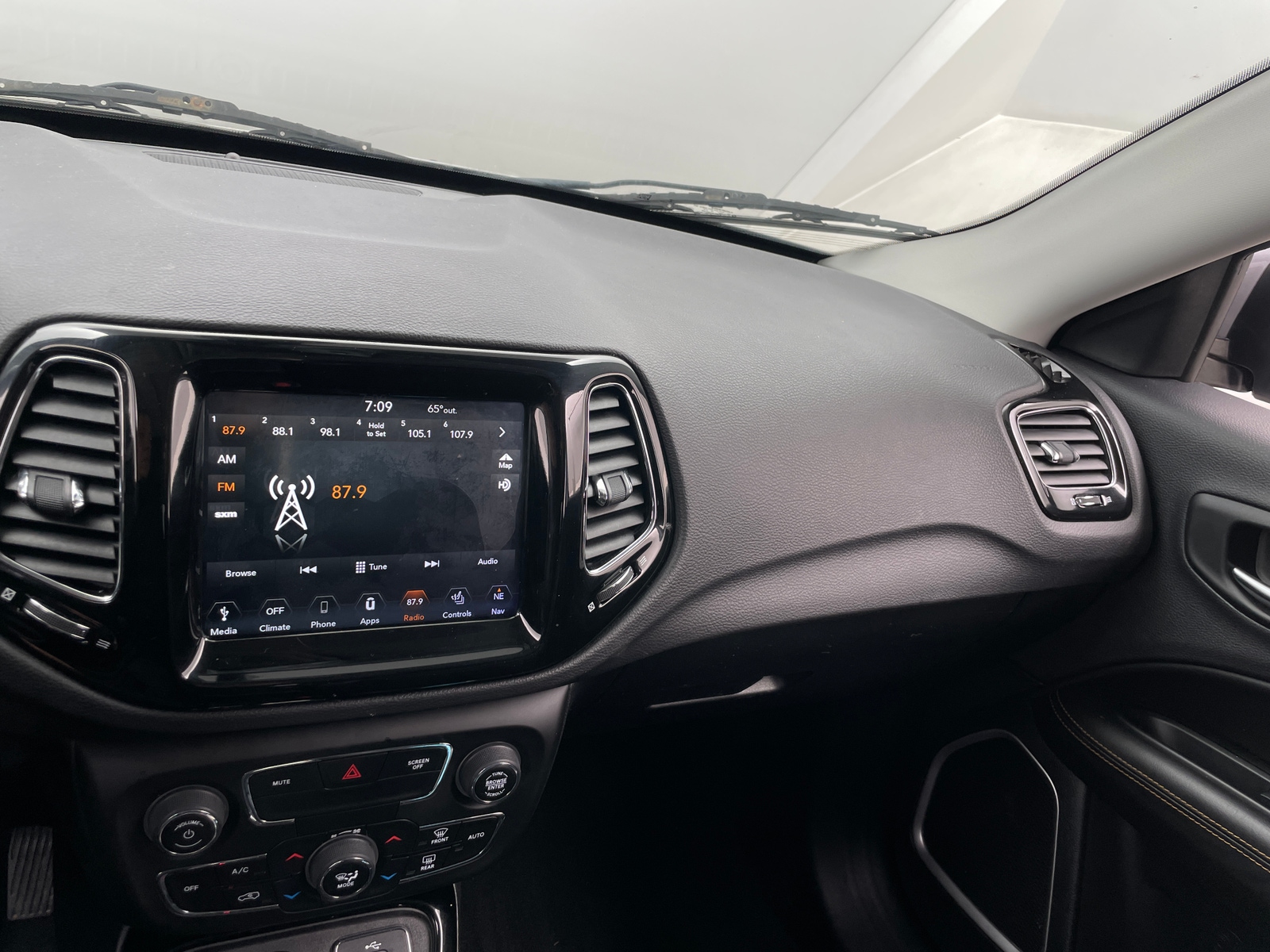 Thumbnail: 2018 Jeep Compass - 3