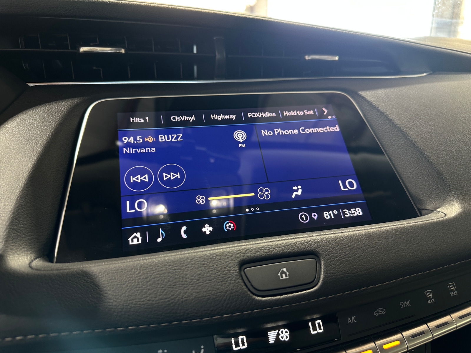 Thumbnail: 2022 Cadillac XT4 - 3