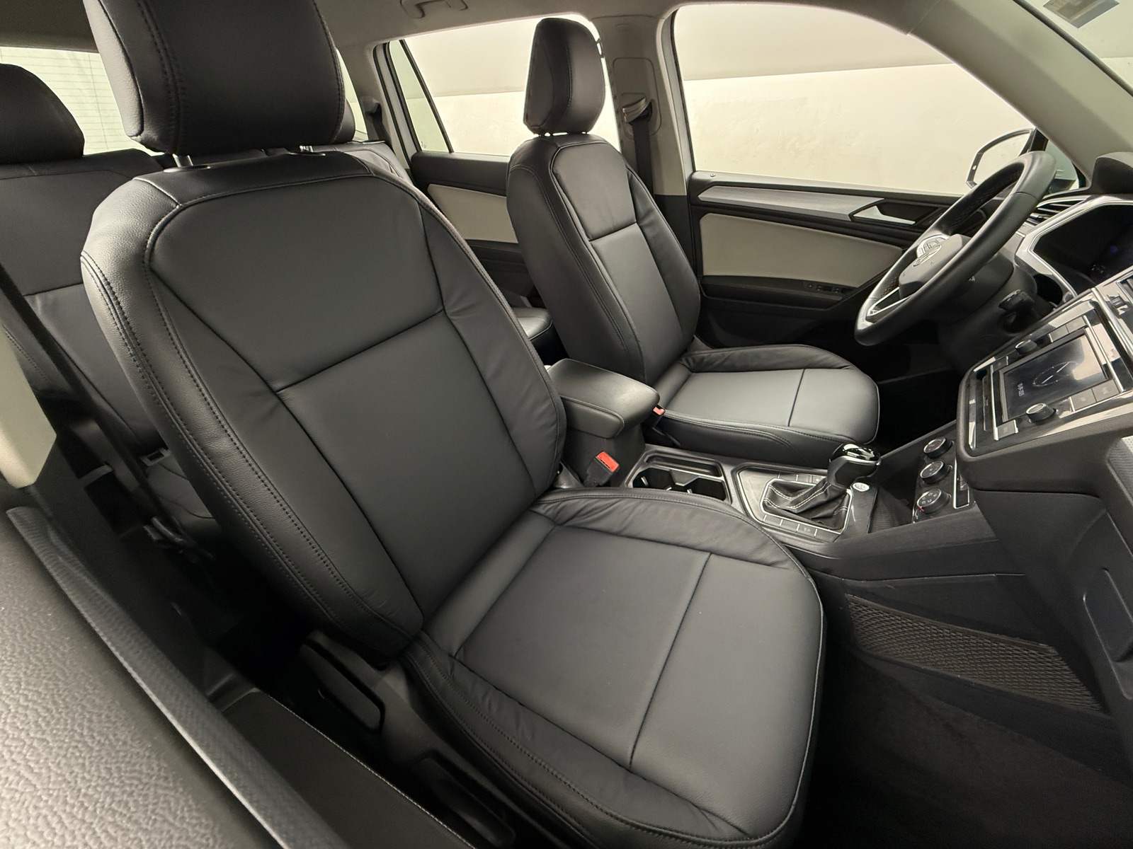Thumbnail: 2023 Volkswagen Tiguan - 2
