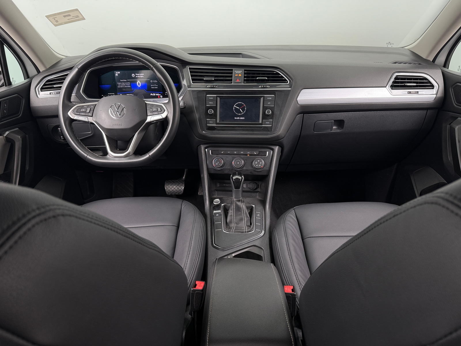 Thumbnail: 2023 Volkswagen Tiguan - 3