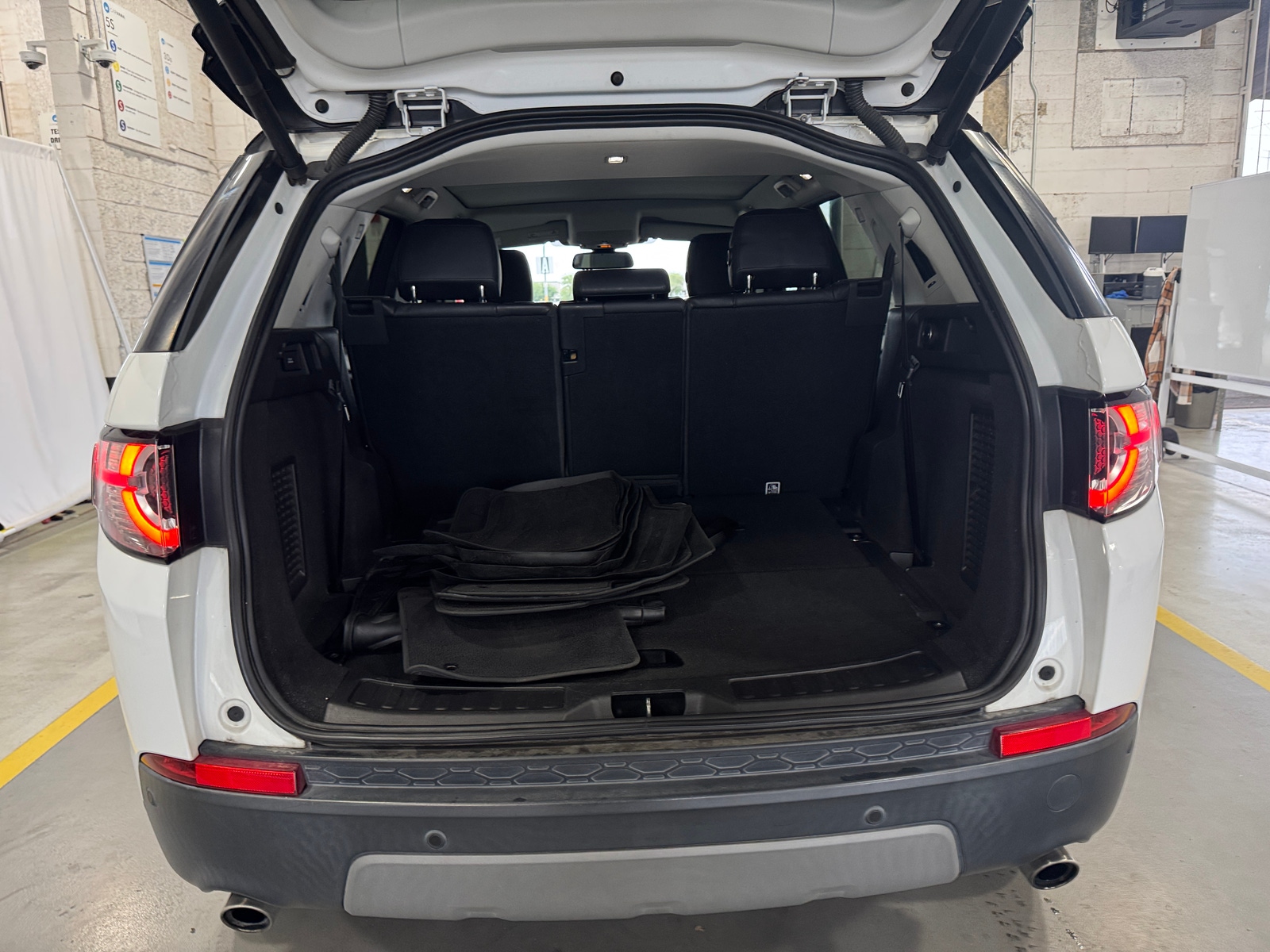 Thumbnail: 2019 Land Rover Discovery Sport - 6