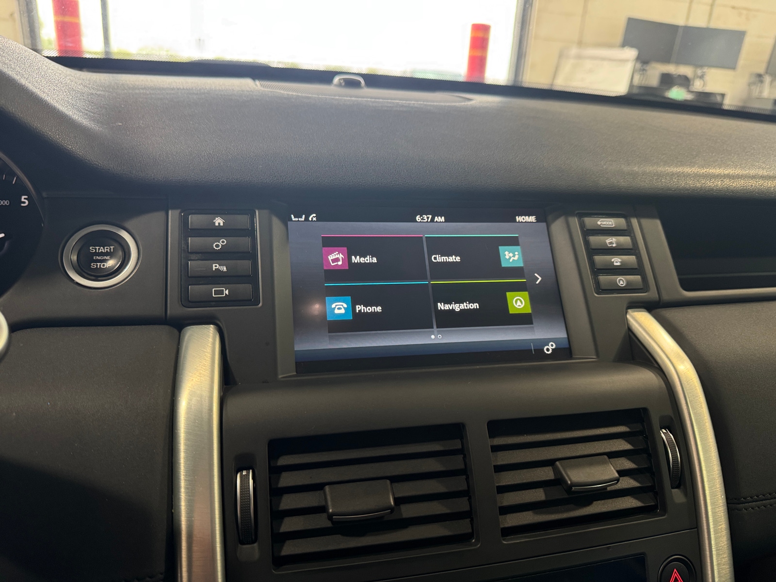 Thumbnail: 2019 Land Rover Discovery Sport - 3