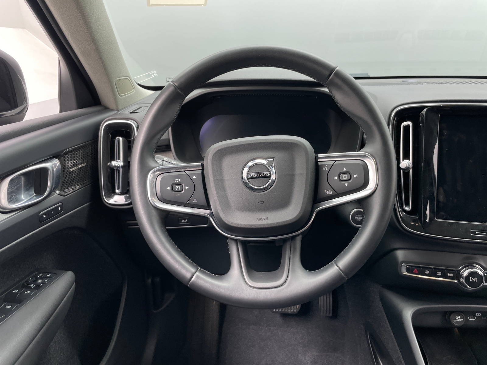 Thumbnail: 2023 Volvo XC40 - 4