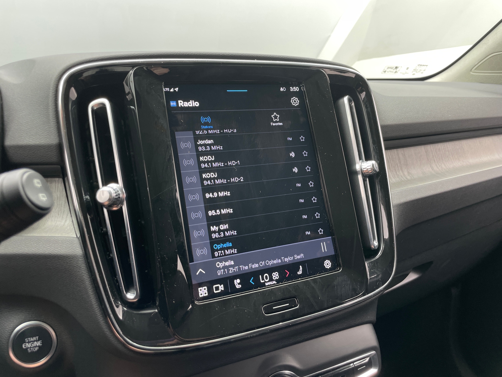 Thumbnail: 2023 Volvo XC40 - 3