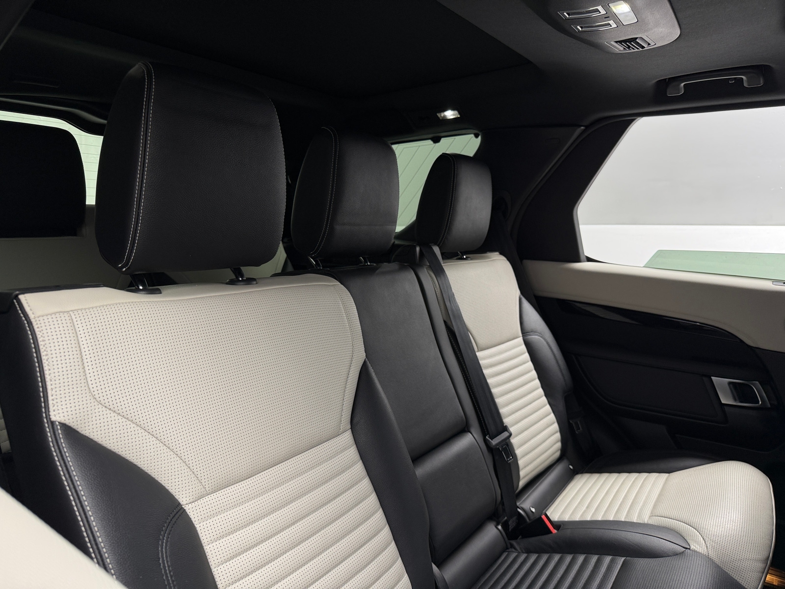 Thumbnail: 2023 Land Rover Discovery - 6