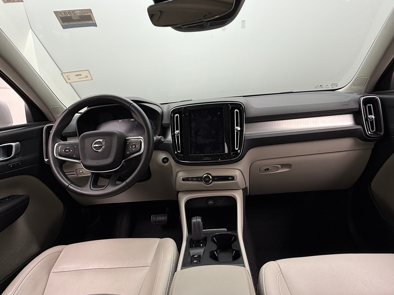 Thumbnail: 2021 Volvo XC40 - 2