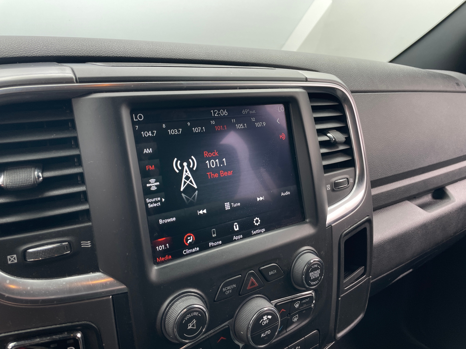 Thumbnail: 2021 RAM 1500 Classic - 4