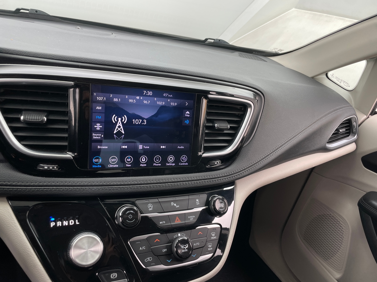 Thumbnail: 2020 Chrysler Pacifica - 3