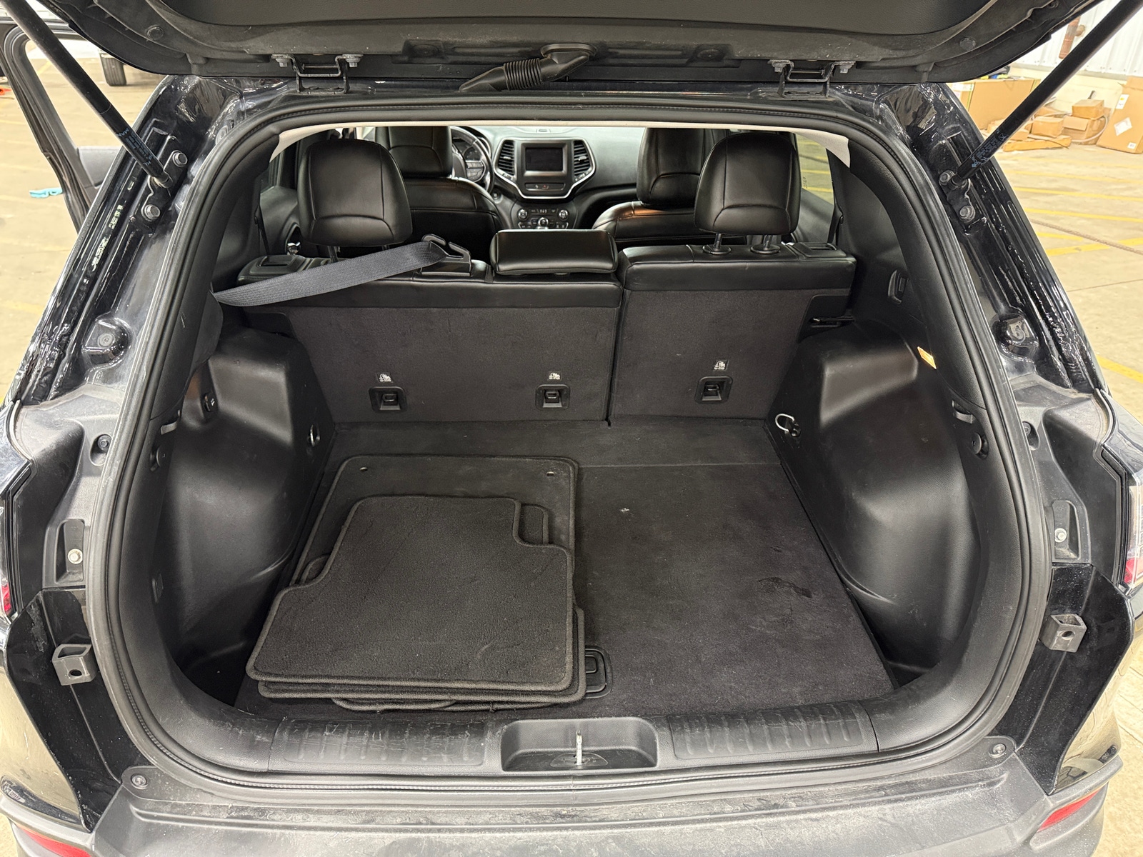 Thumbnail: 2019 Jeep Cherokee - 7
