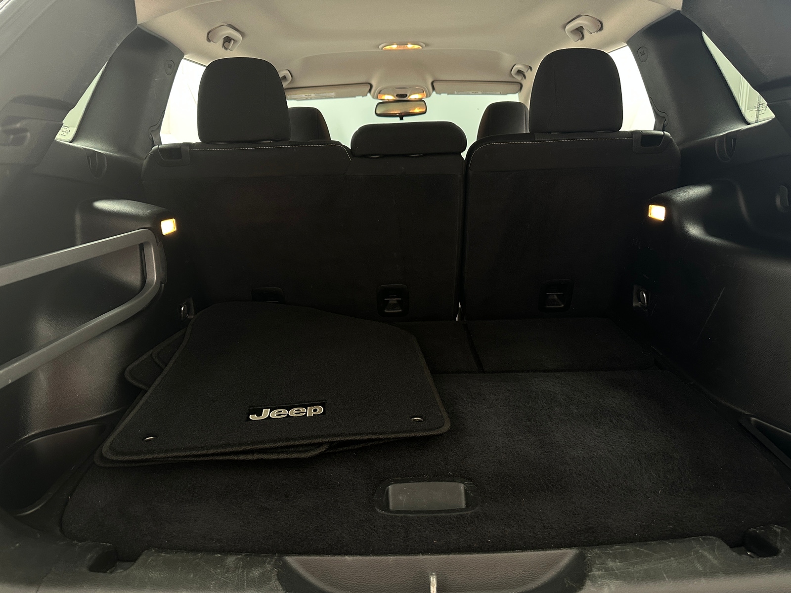Thumbnail: 2017 Jeep Cherokee - 7