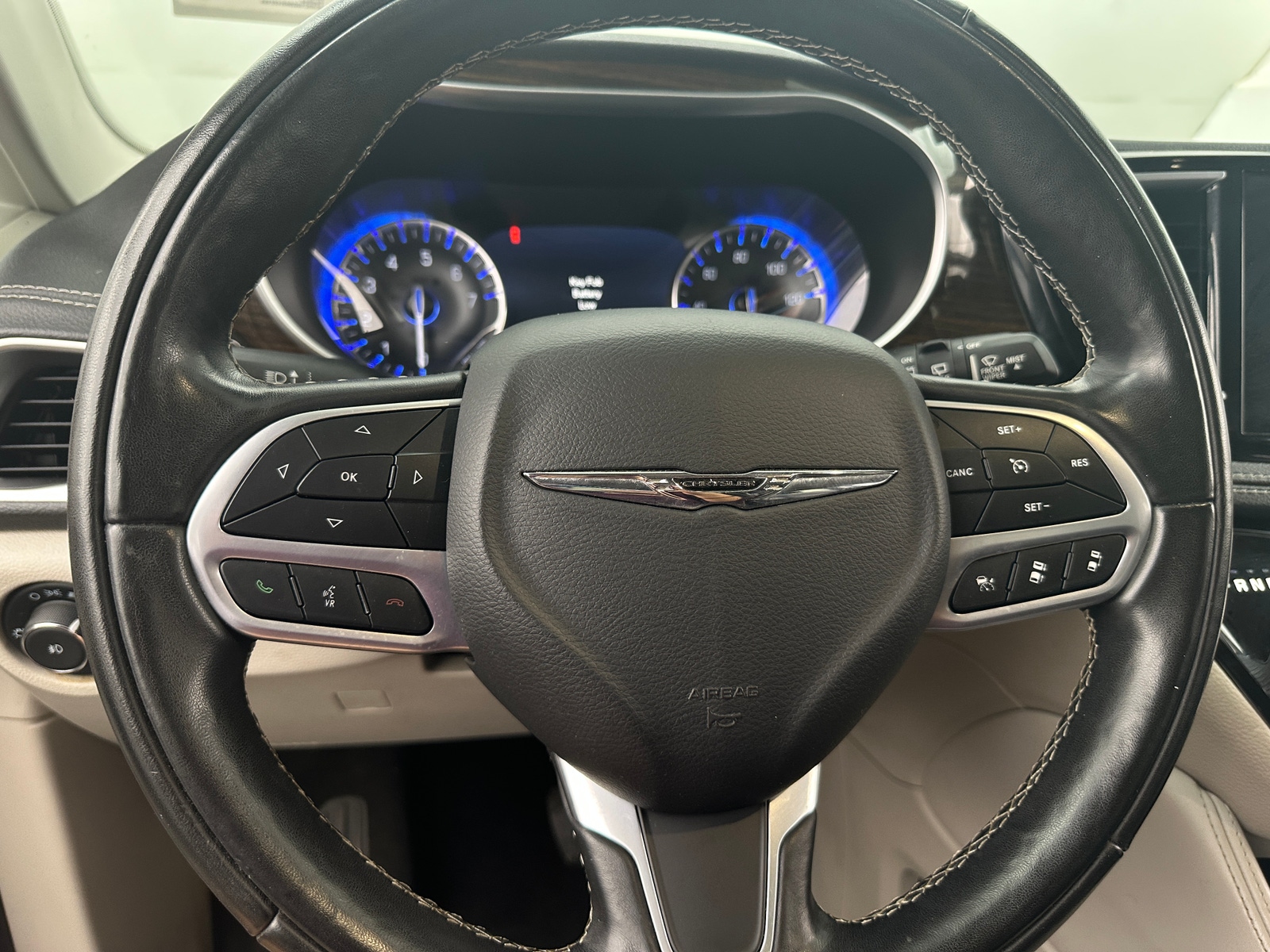 Thumbnail: 2022 Chrysler Pacifica - 4
