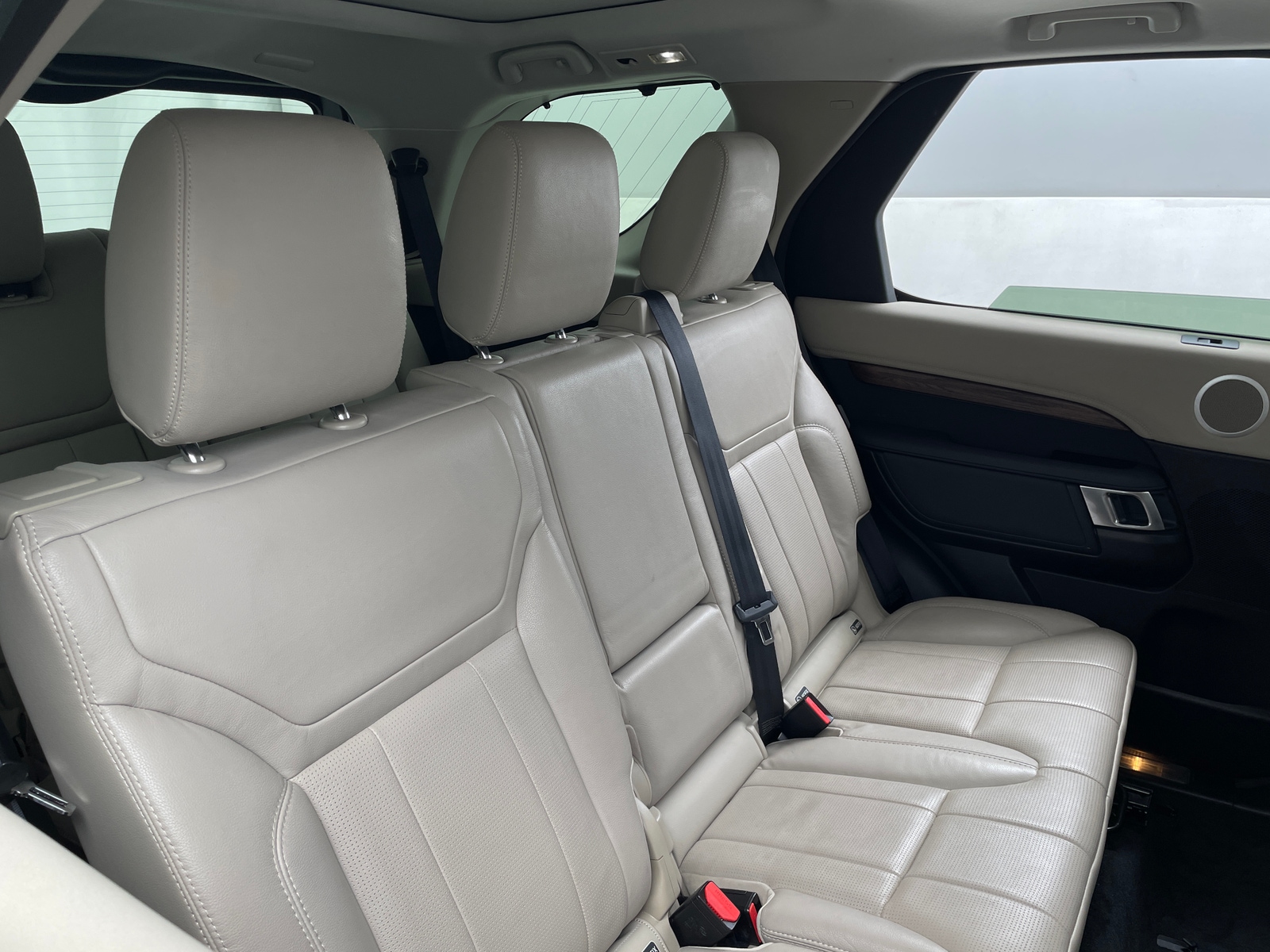 Thumbnail: 2018 Land Rover Discovery - 5