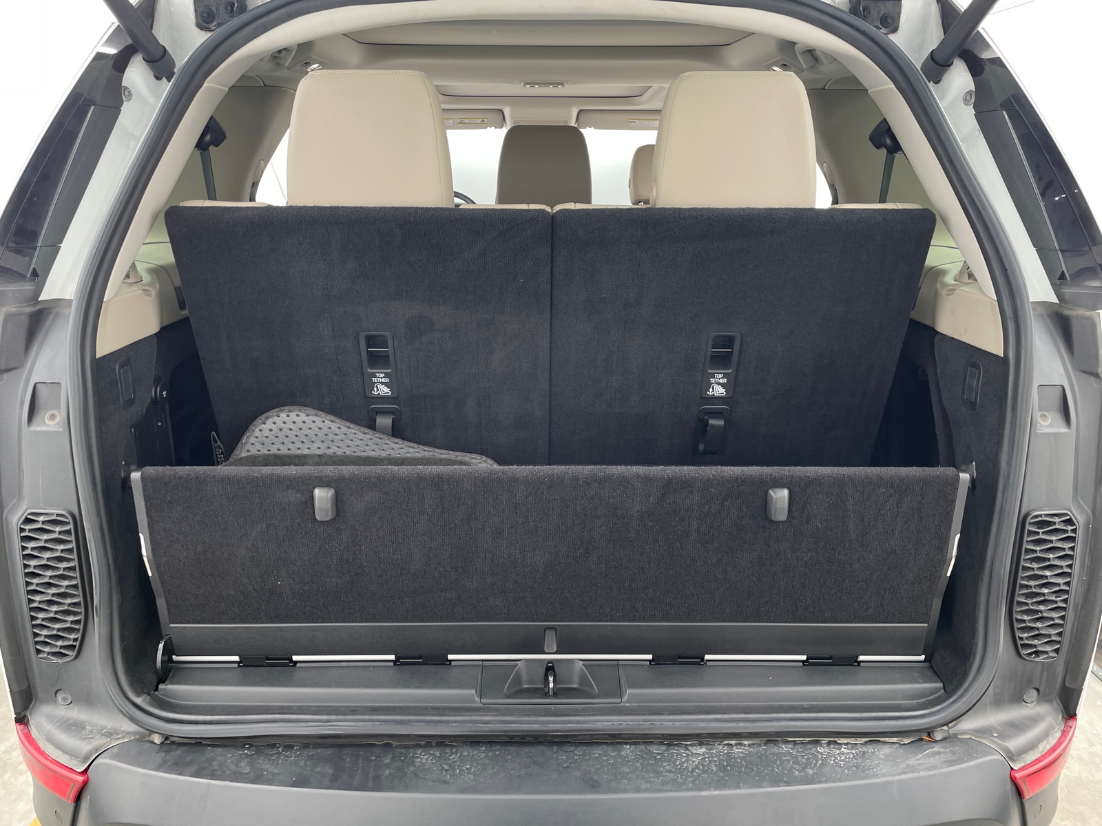 Thumbnail: 2018 Land Rover Discovery - 6