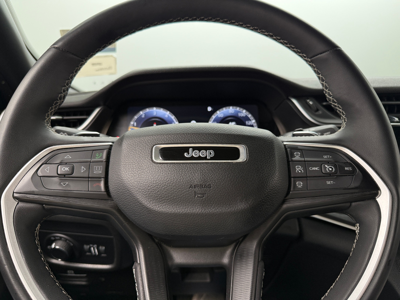 Thumbnail: 2023 Jeep Grand Cherokee L - 4