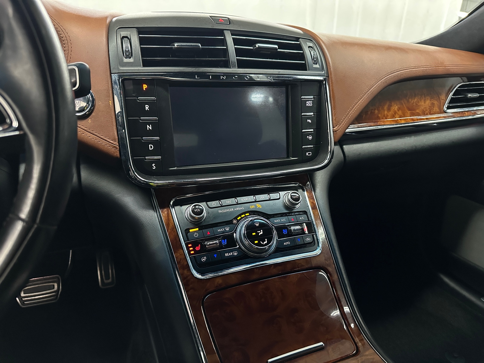 Thumbnail: 2017 Lincoln Continental - 3