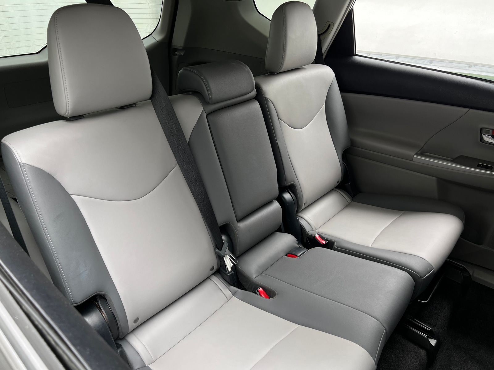 Thumbnail: 2017 Toyota Prius v - 5