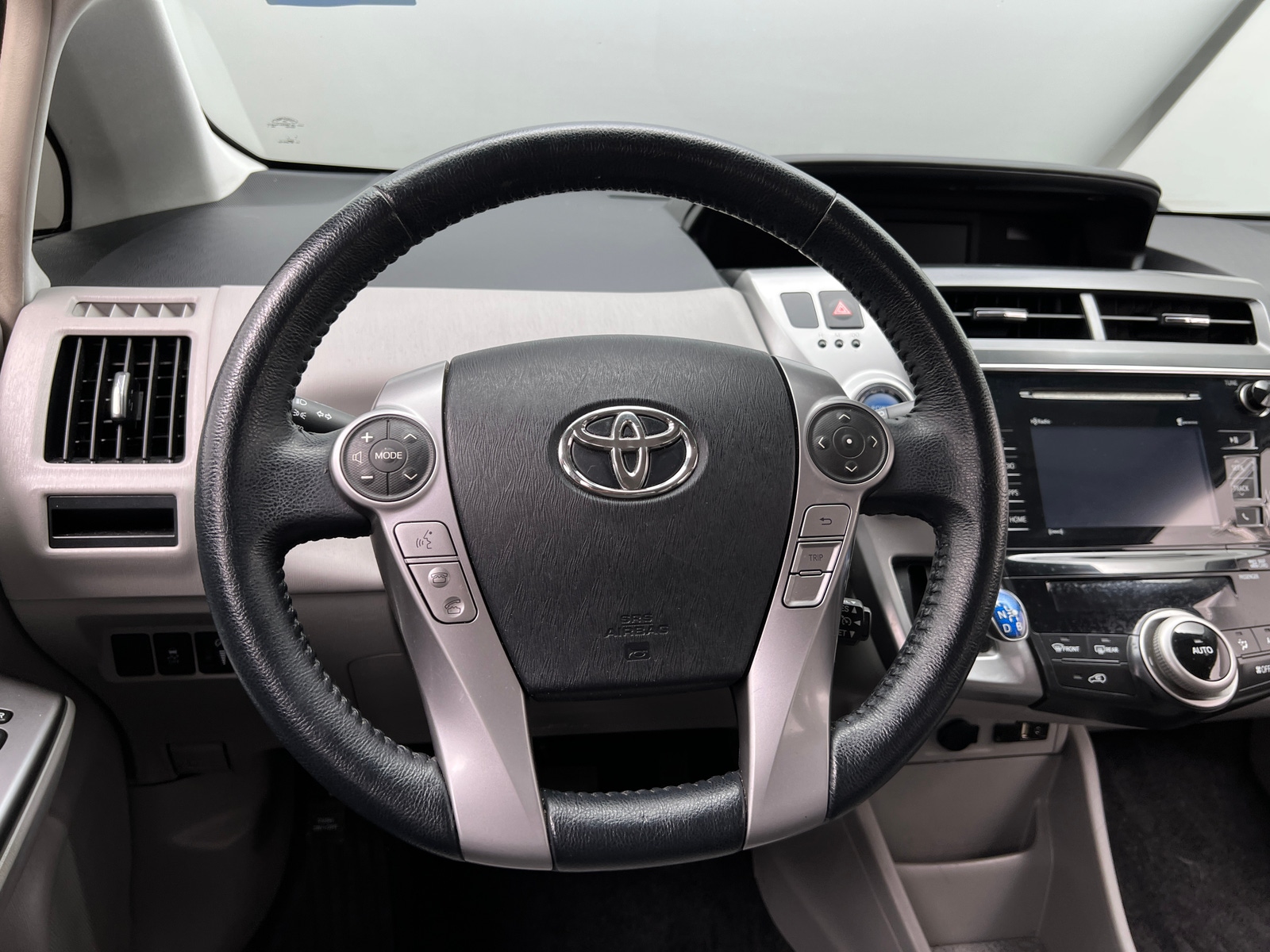 Thumbnail: 2017 Toyota Prius v - 4
