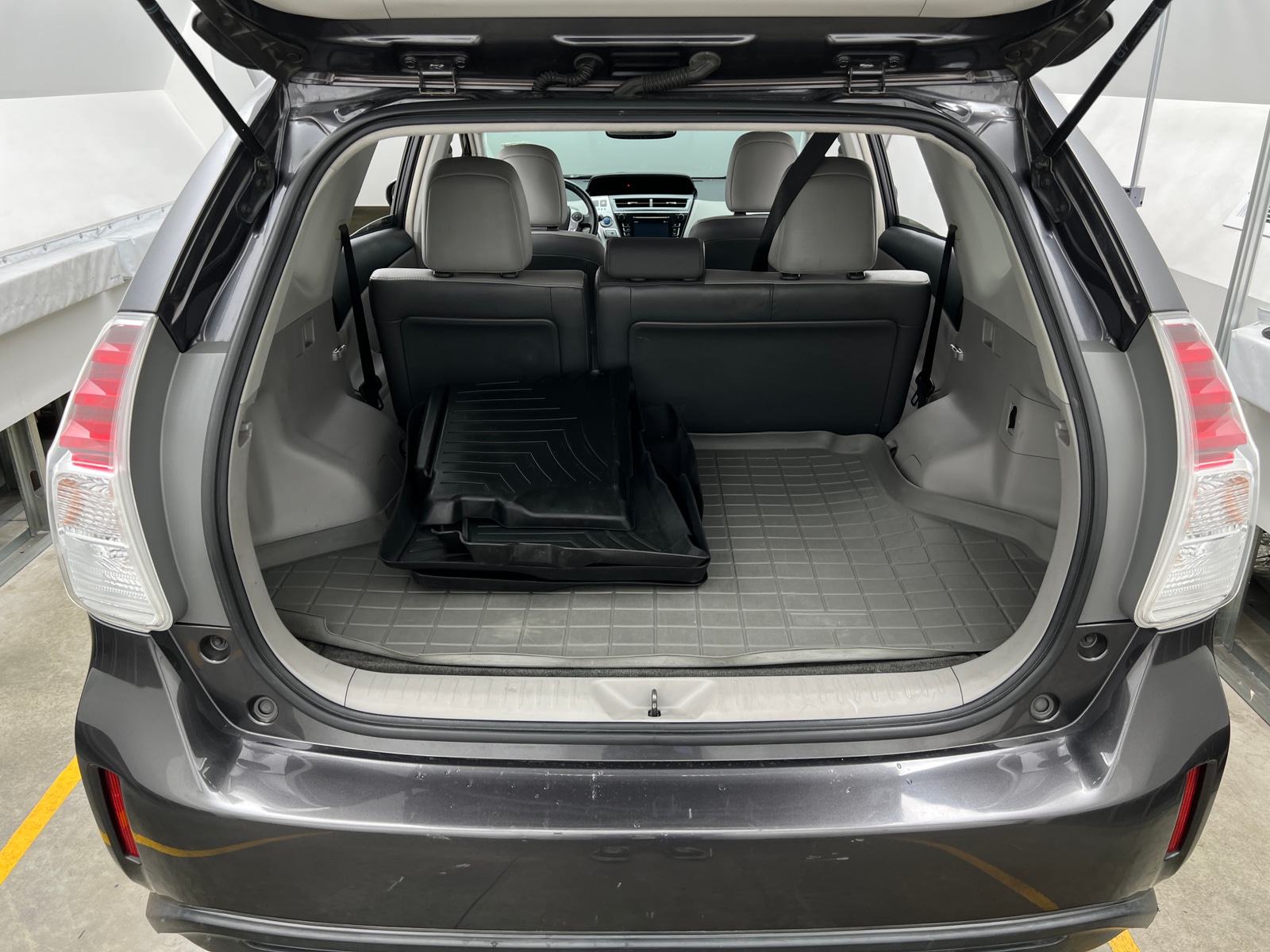 Thumbnail: 2017 Toyota Prius v - 6