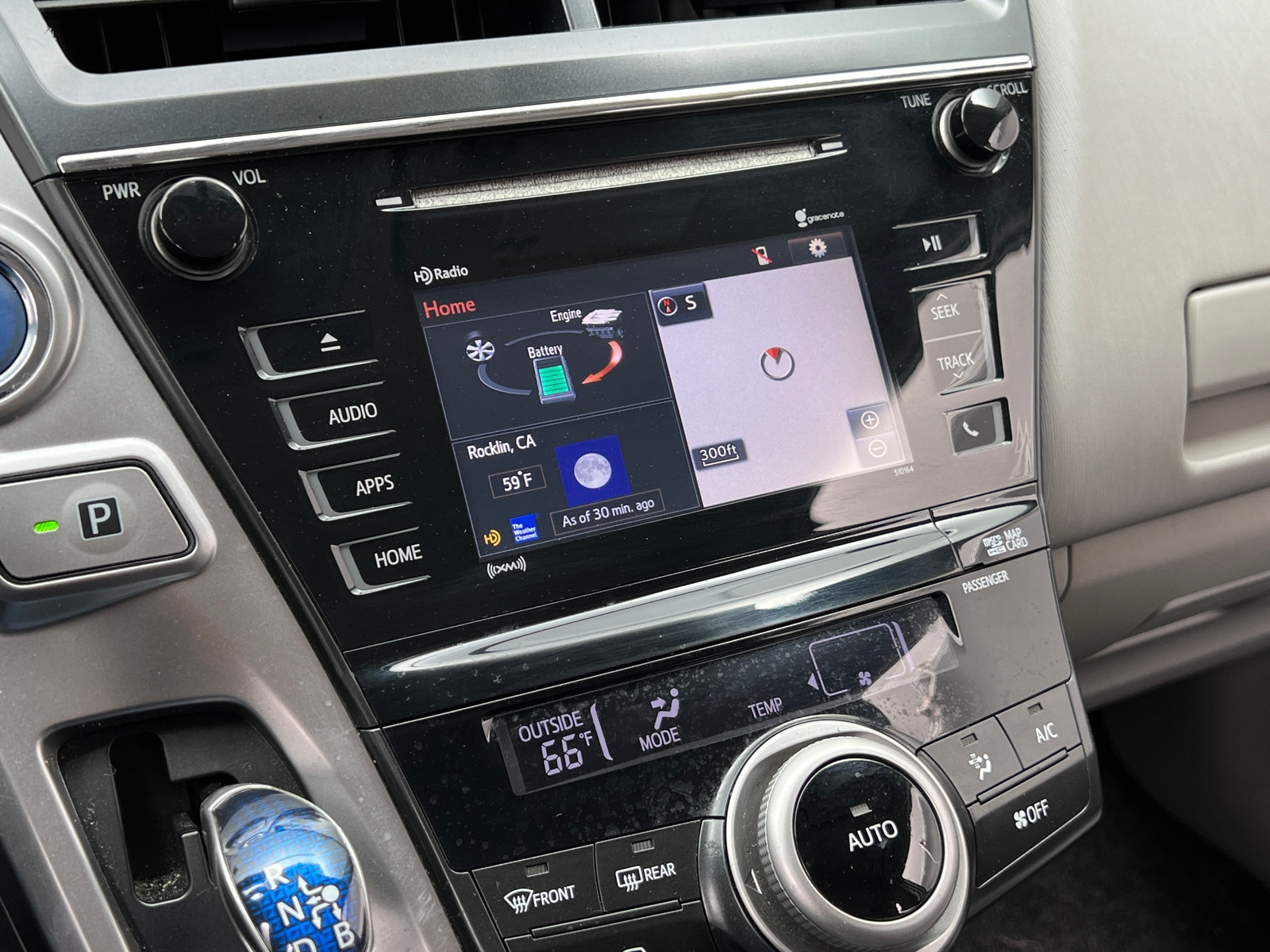 Thumbnail: 2017 Toyota Prius v - 3