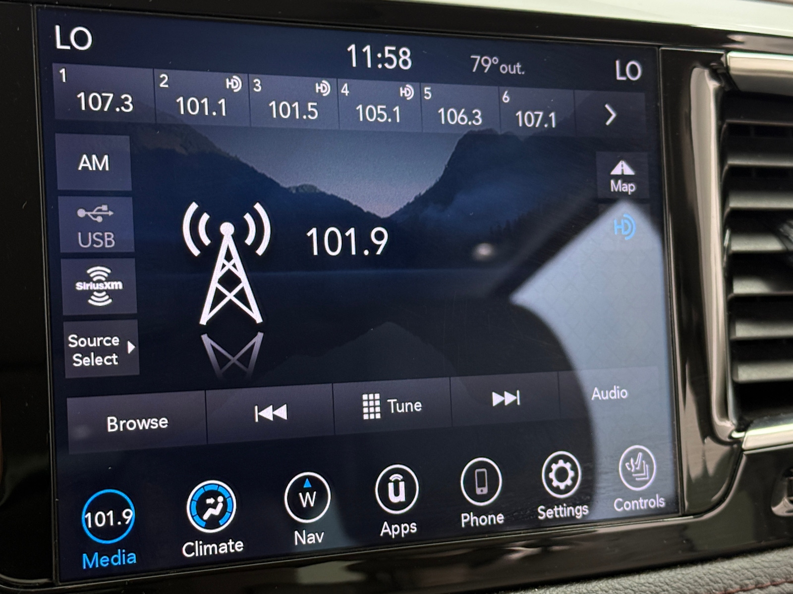 Thumbnail: 2020 Chrysler Pacifica - 3