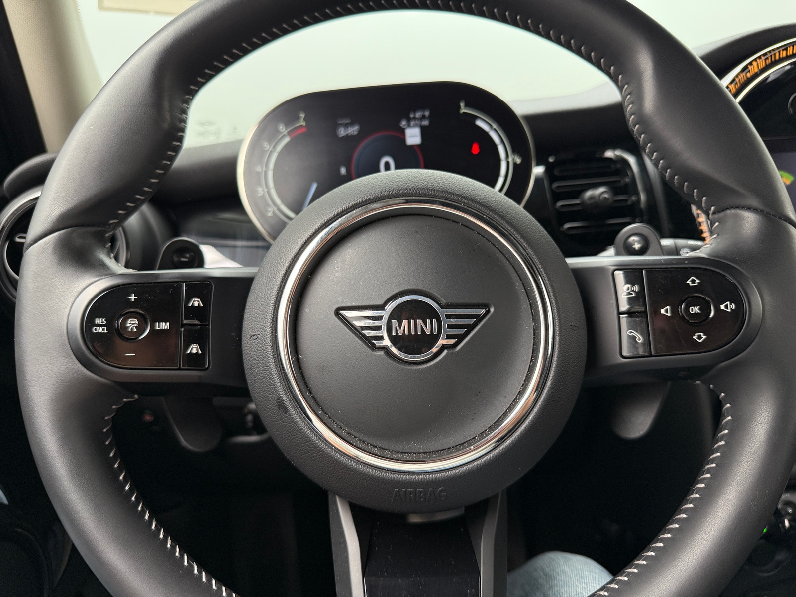 Thumbnail: 2022 MINI Cooper Hardtop - 4