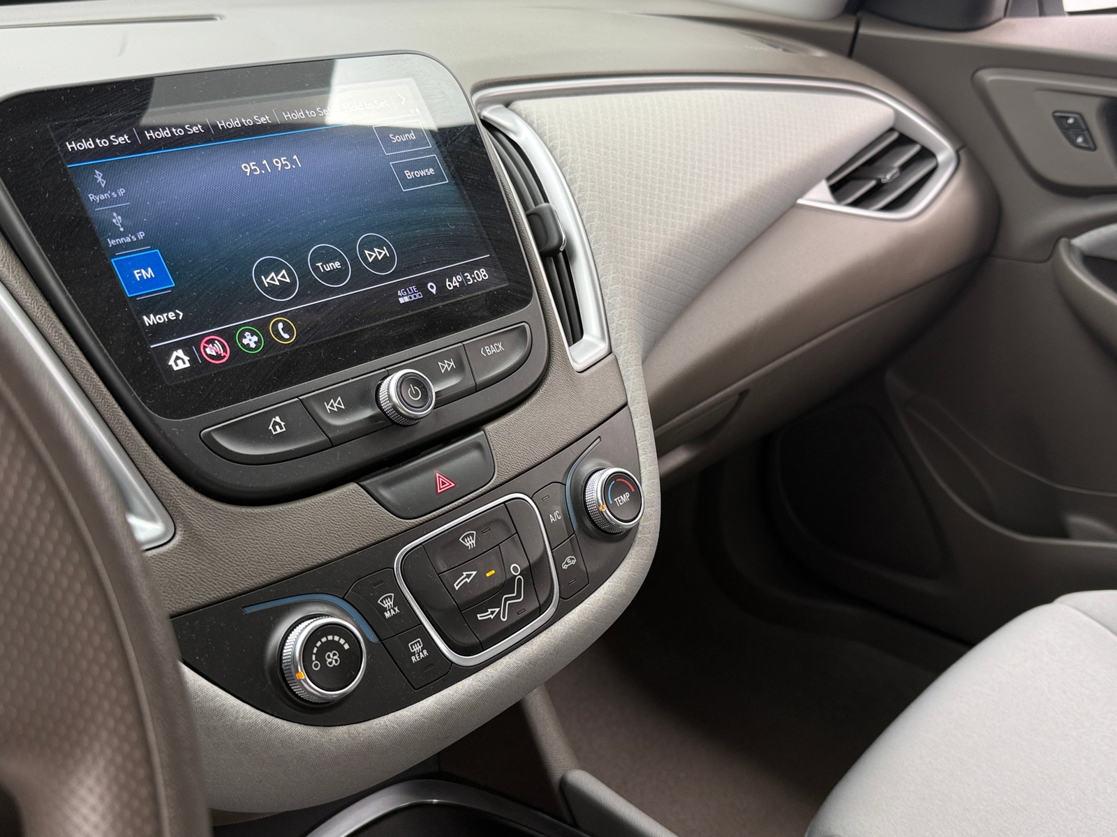 Thumbnail: 2019 Chevrolet Malibu - 4