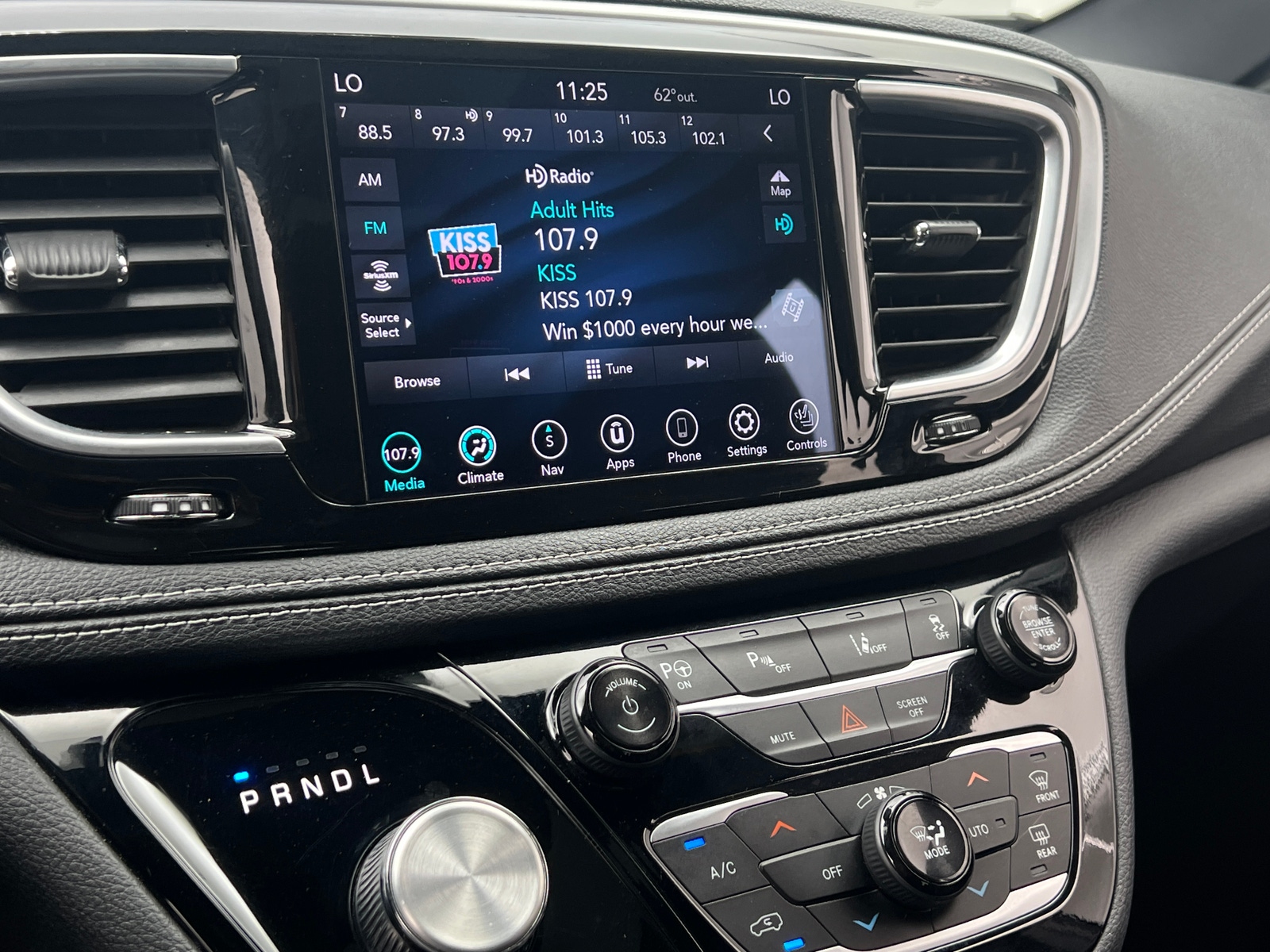 Thumbnail: 2019 Chrysler Pacifica - 3