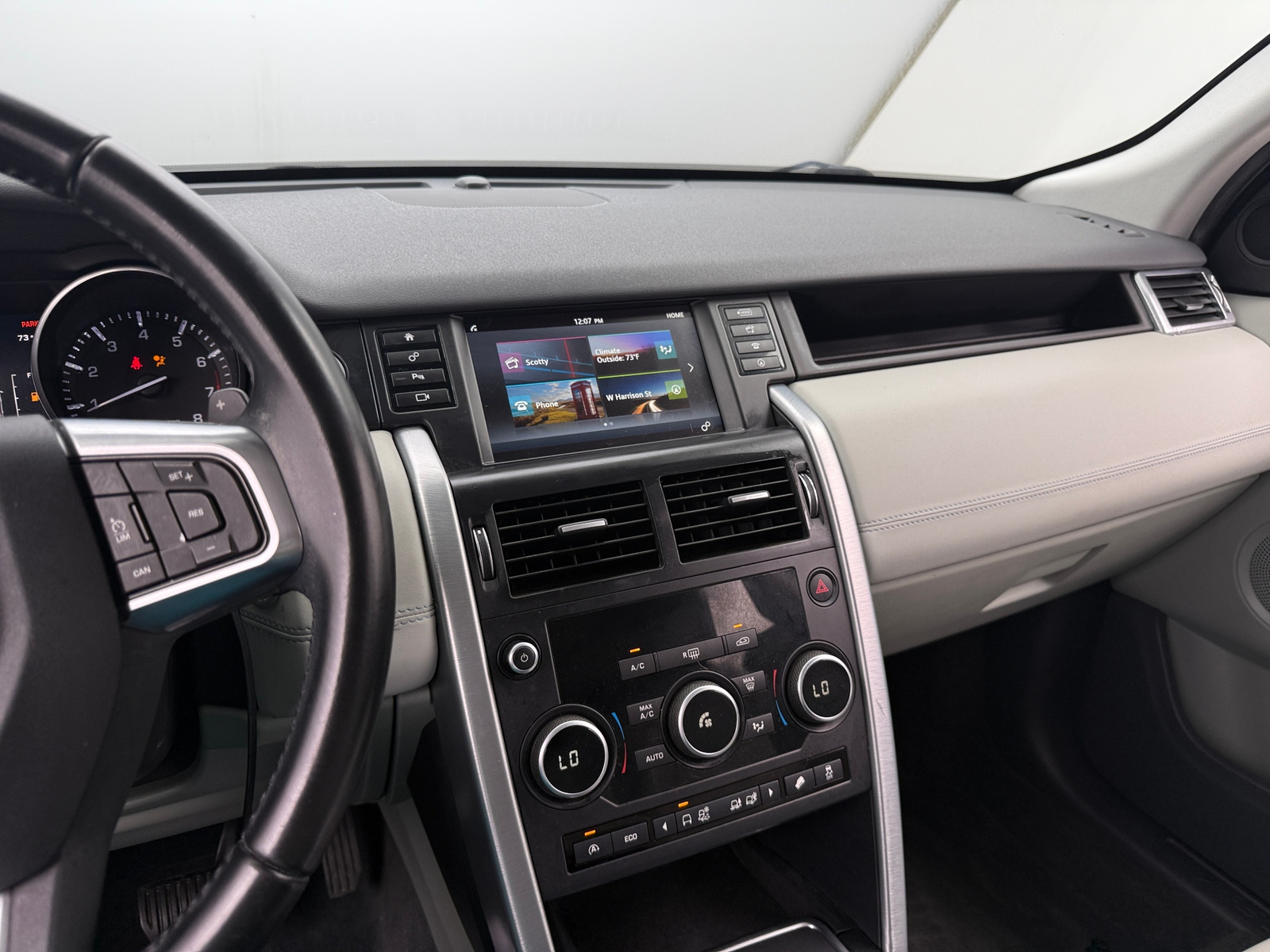 Thumbnail: 2016 Land Rover Discovery Sport - 3