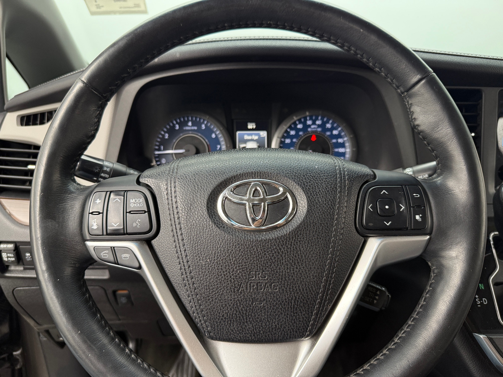 Thumbnail: 2015 Toyota Sienna - 4