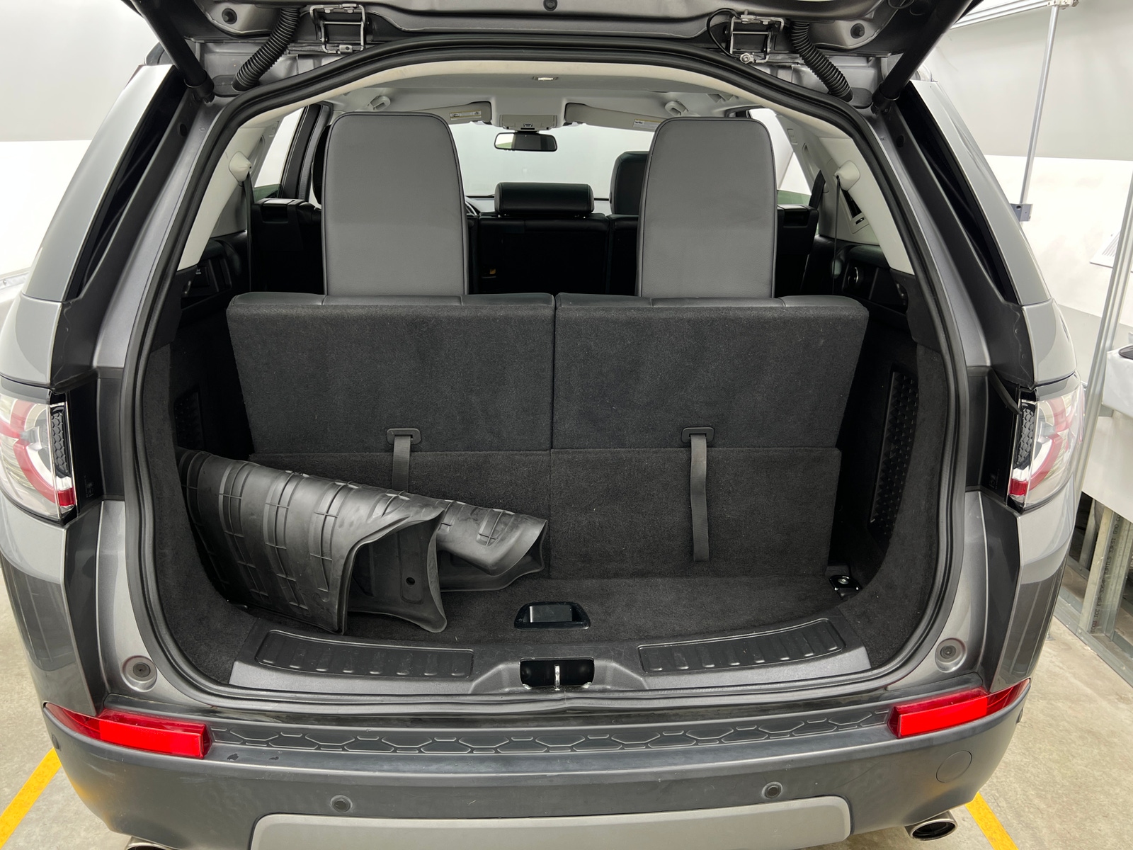 Thumbnail: 2018 Land Rover Discovery Sport - 6