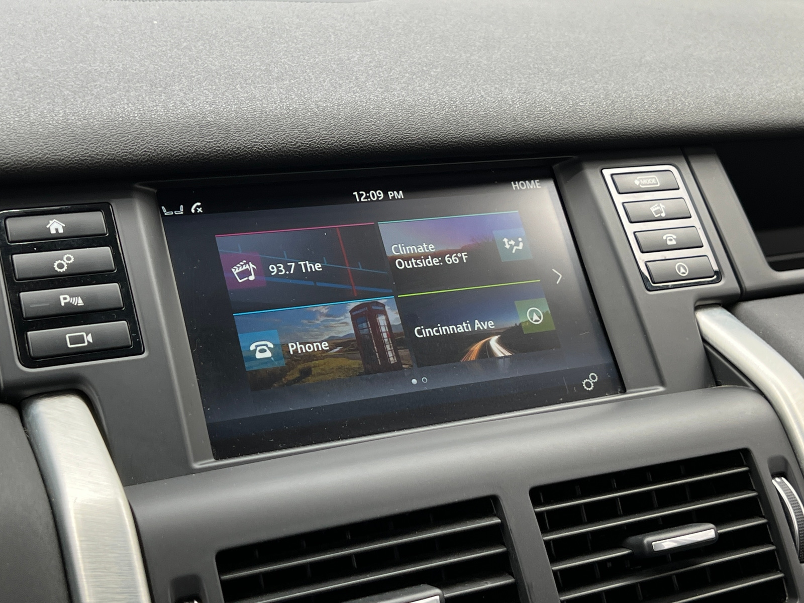 Thumbnail: 2018 Land Rover Discovery Sport - 3