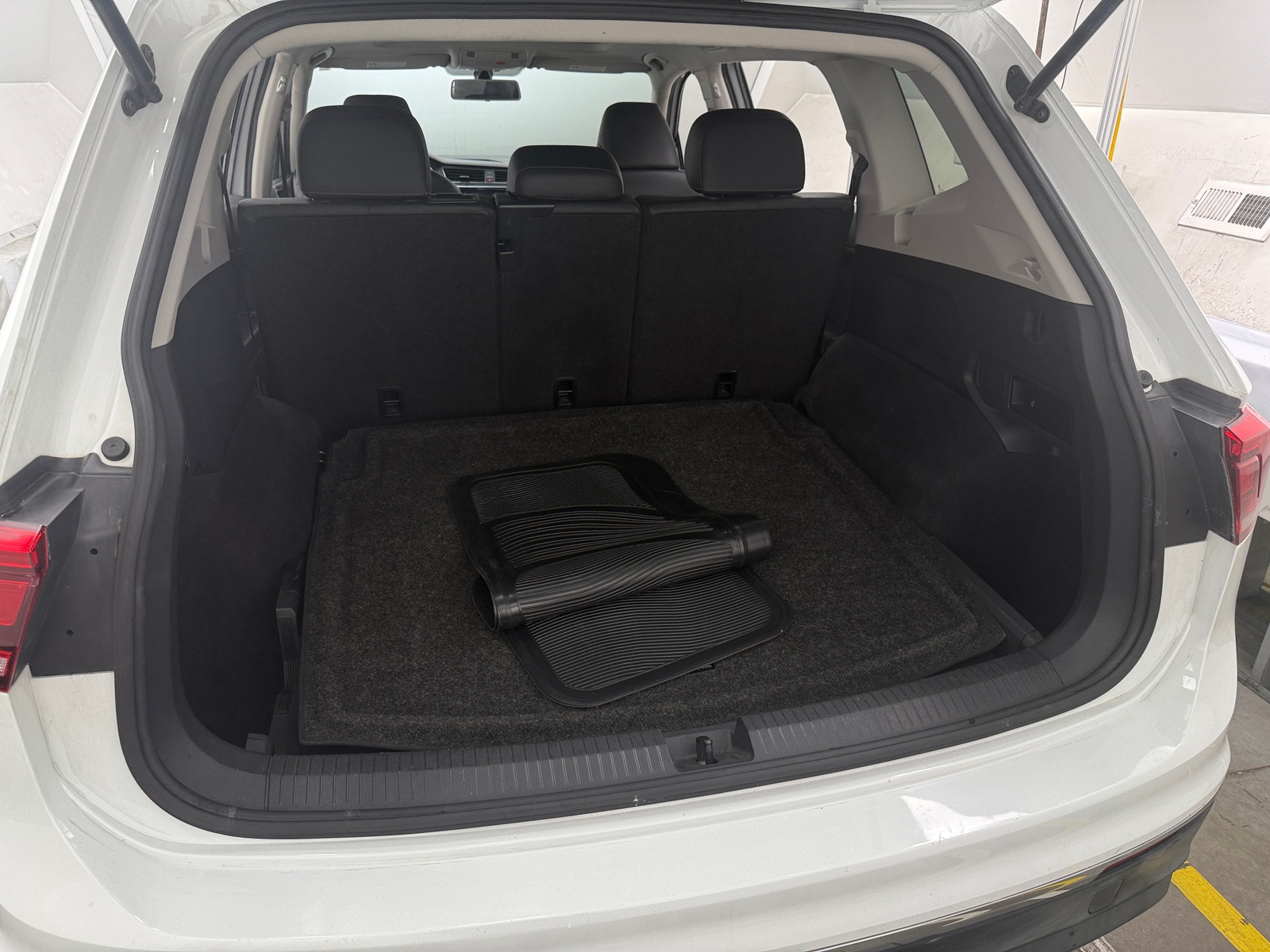 Thumbnail: 2018 Volkswagen Tiguan - 7