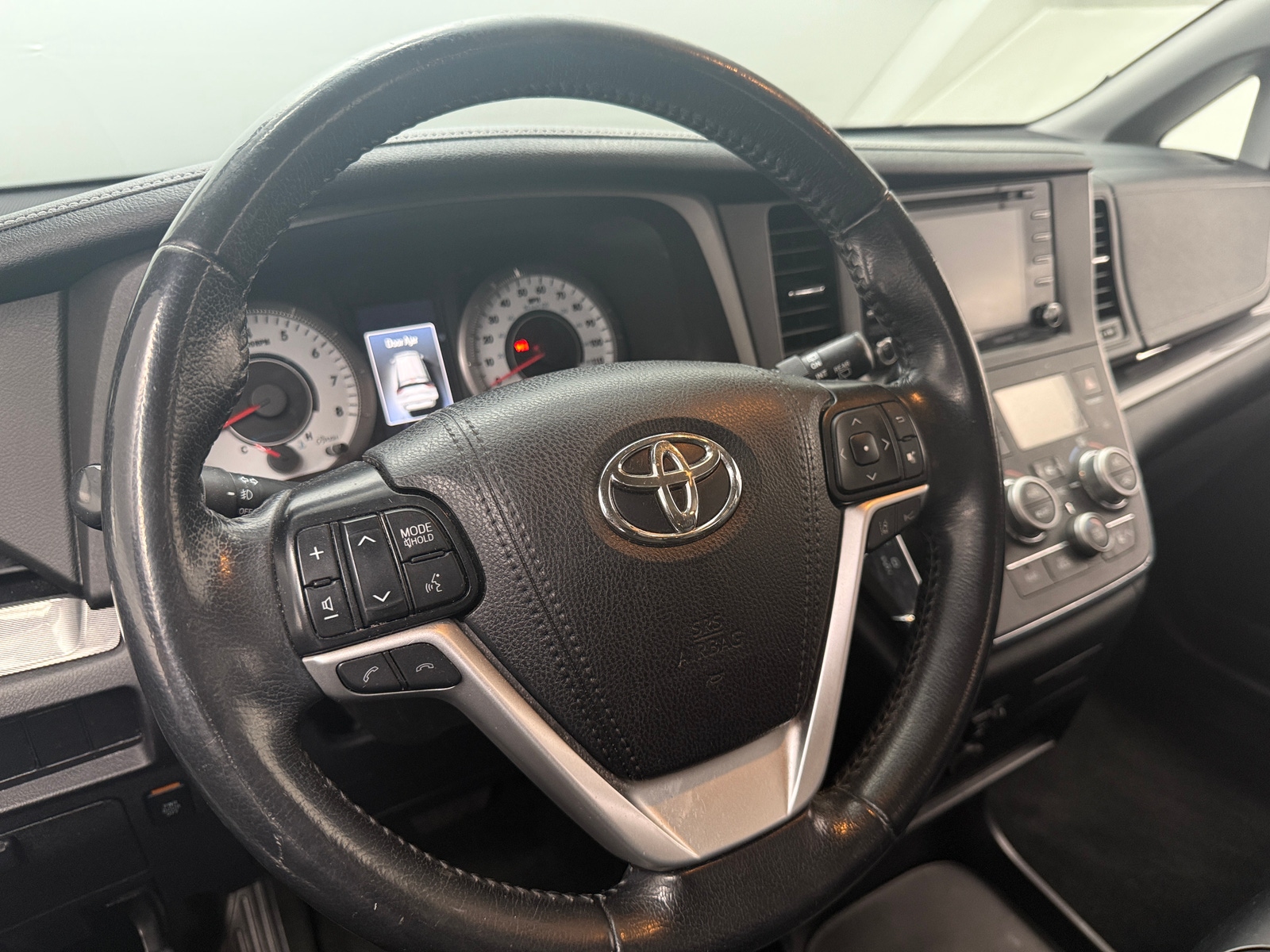Thumbnail: 2019 Toyota Sienna - 4