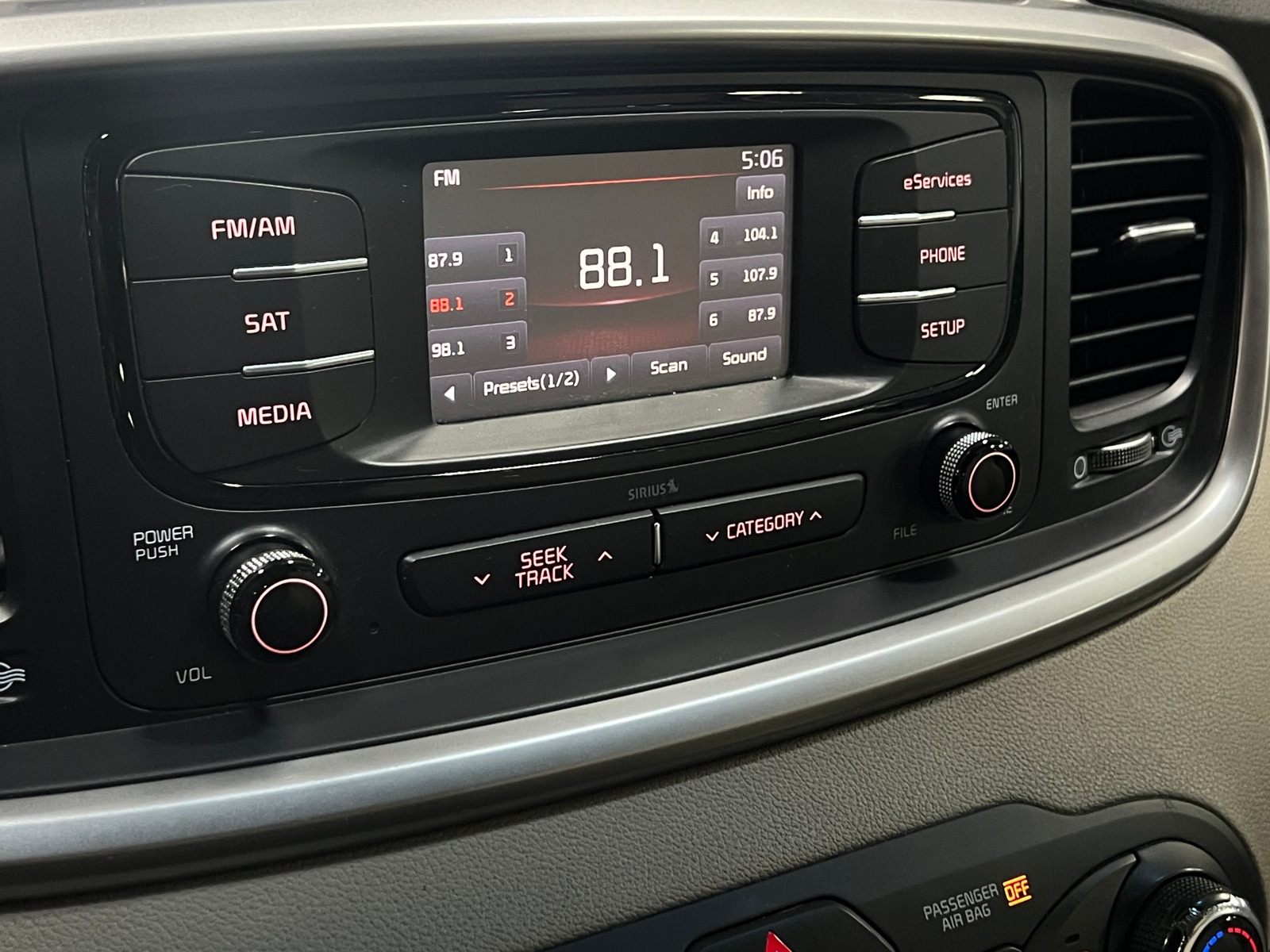Thumbnail: 2016 Kia Sorento - 4