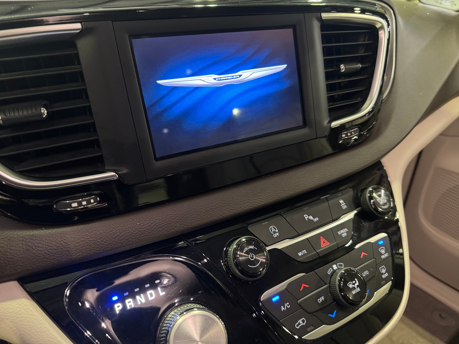 Thumbnail: 2018 Chrysler Pacifica - 3
