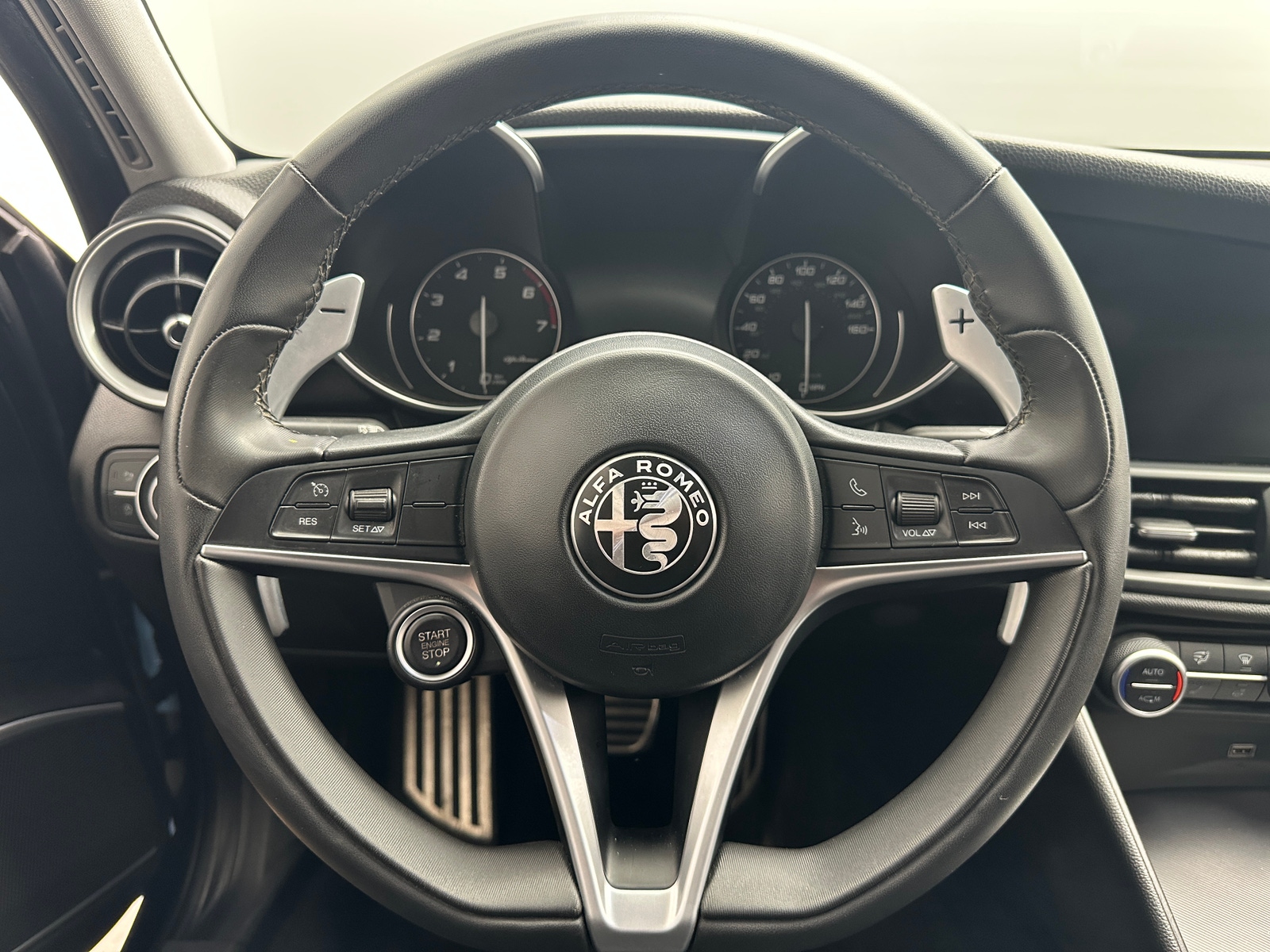 Thumbnail: 2017 Alfa Romeo Giulia - 4