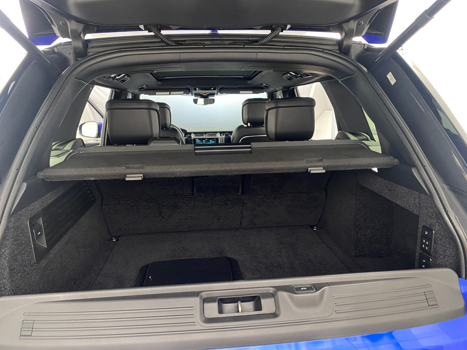 Thumbnail: 2021 Land Rover Range Rover - 6
