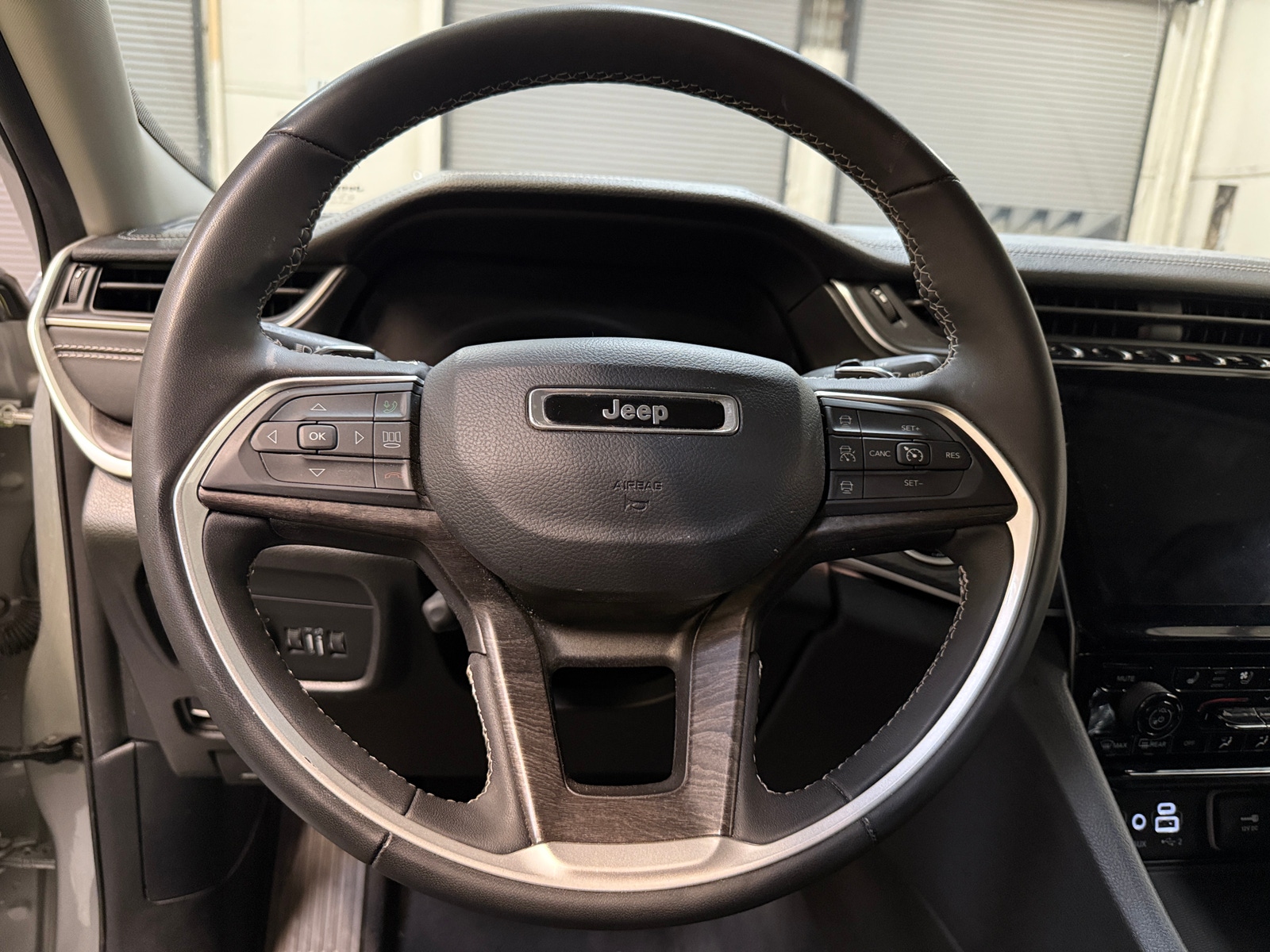 Thumbnail: 2023 Jeep Grand Cherokee L - 4