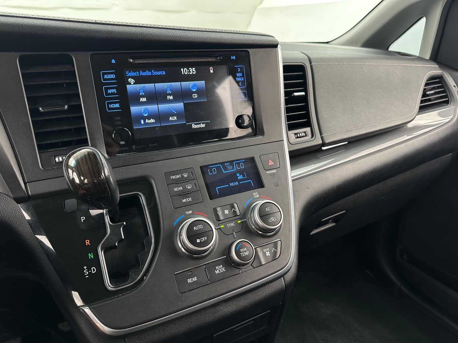 Thumbnail: 2016 Toyota Sienna - 3