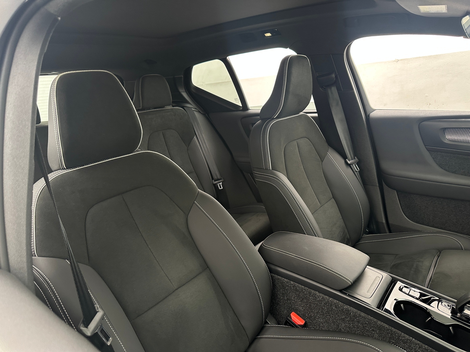 Thumbnail: 2025 Volvo XC40 - 2