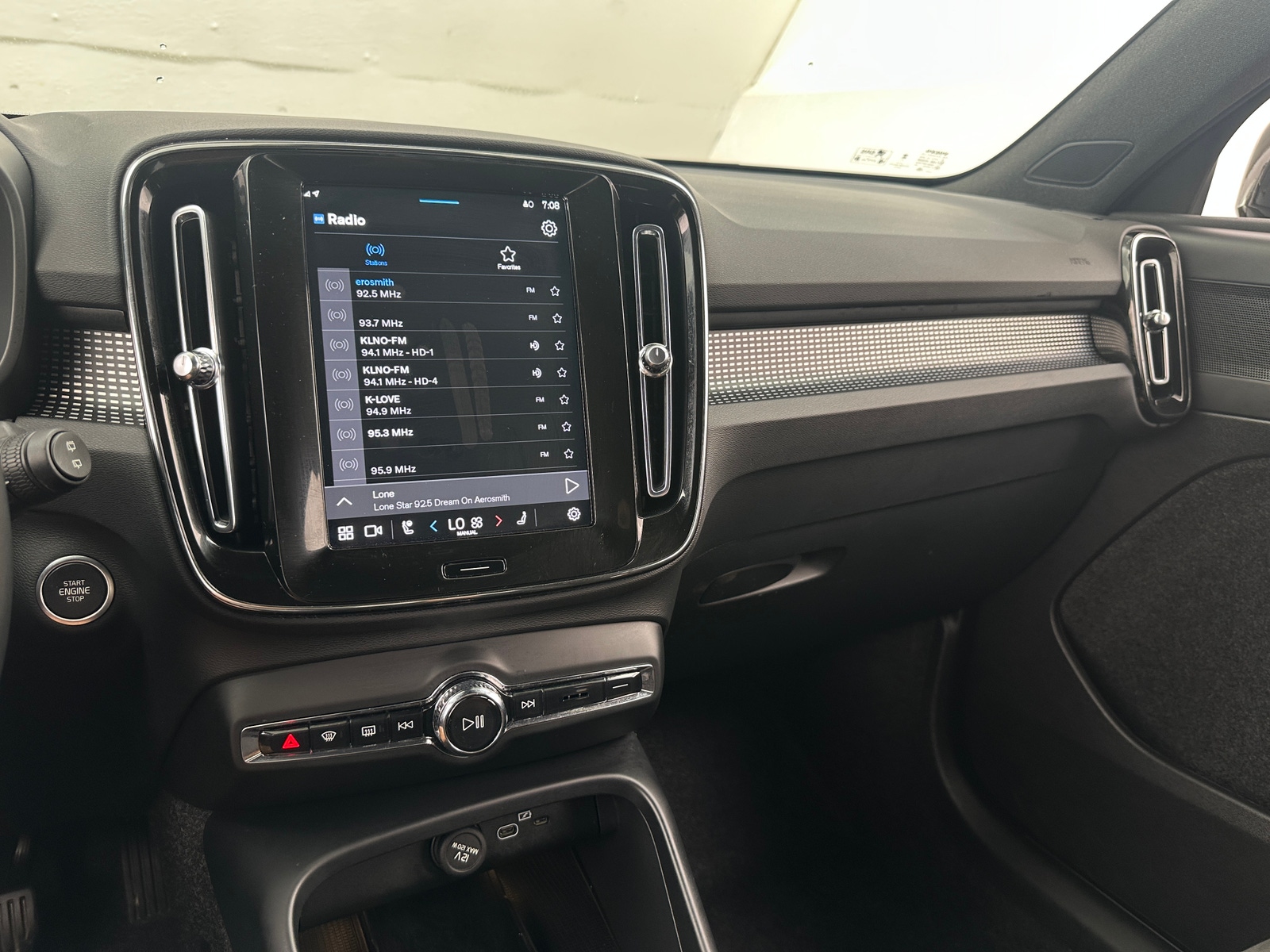 Thumbnail: 2025 Volvo XC40 - 4
