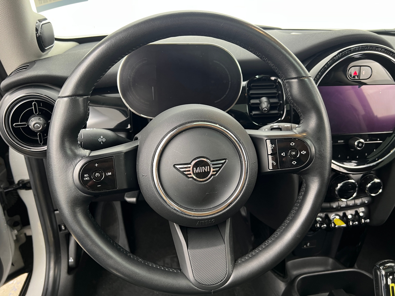 Thumbnail: 2022 MINI Cooper Hardtop - 4