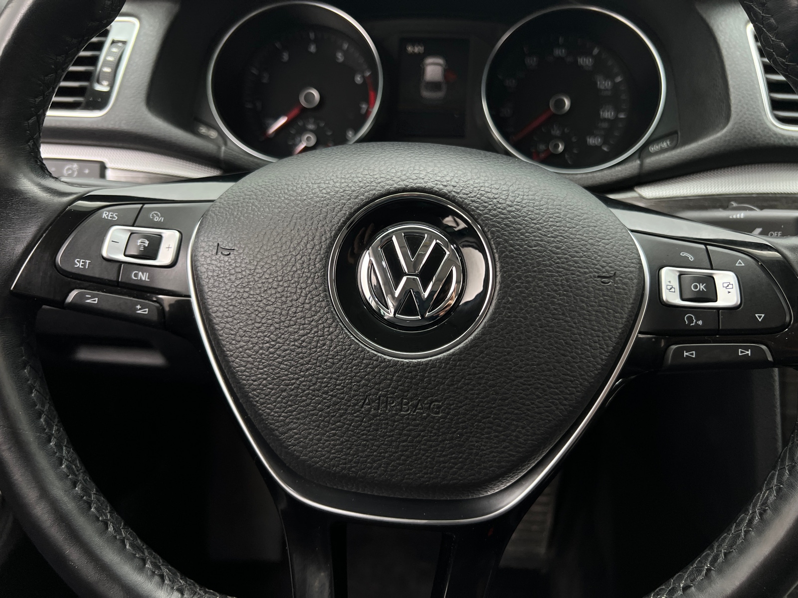 Thumbnail: 2017 Volkswagen Passat - 4