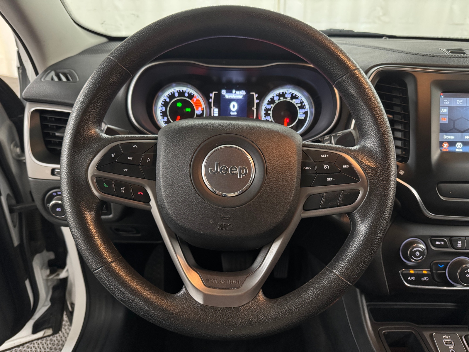 Thumbnail: 2019 Jeep Cherokee - 5