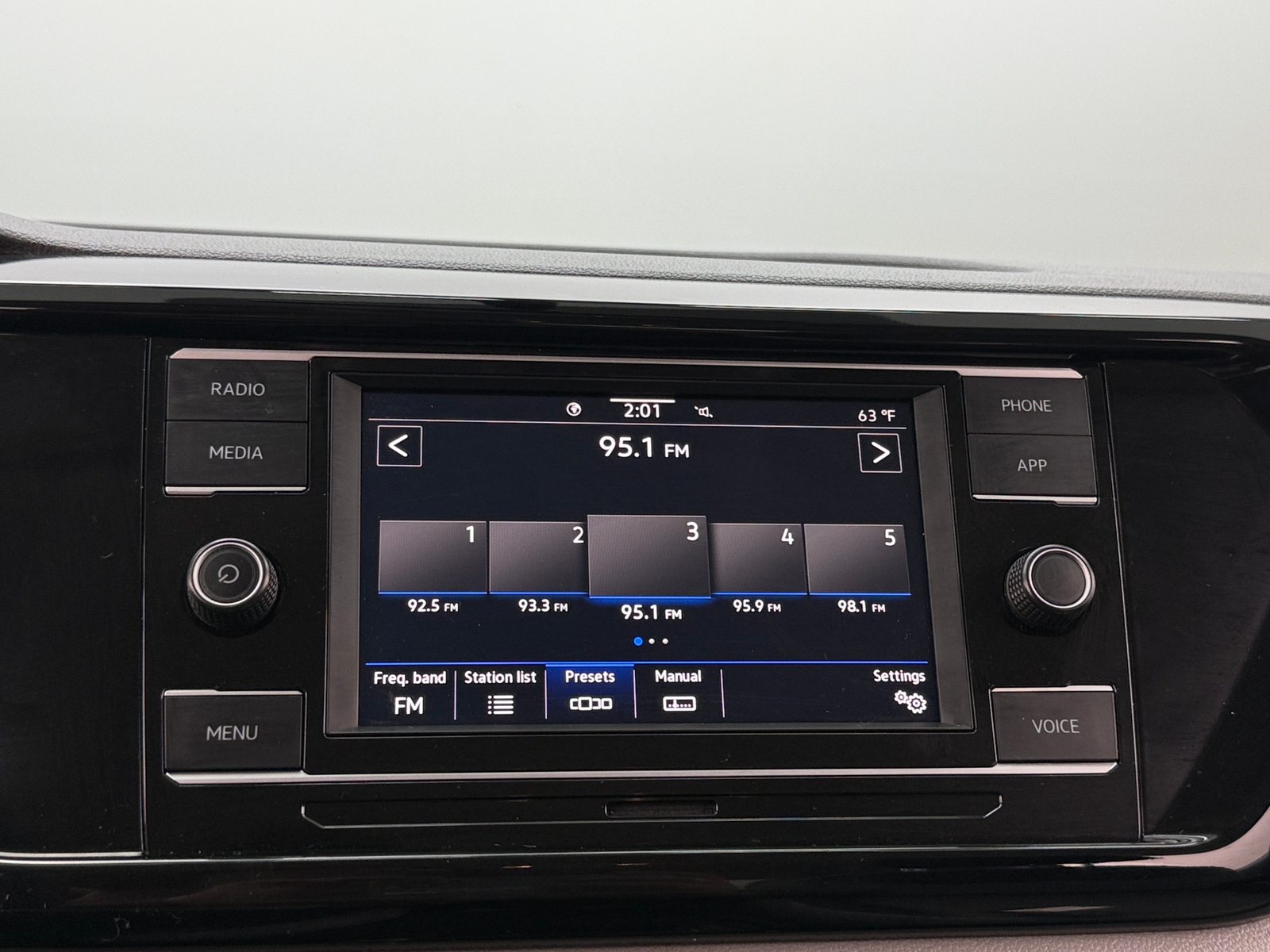 Thumbnail: 2022 Volkswagen Taos - 4