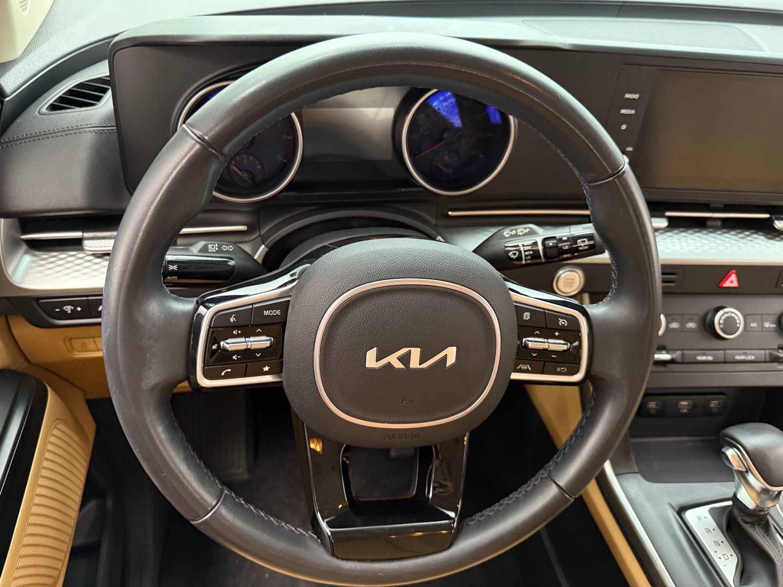 Thumbnail: 2023 Kia Carnival - 4