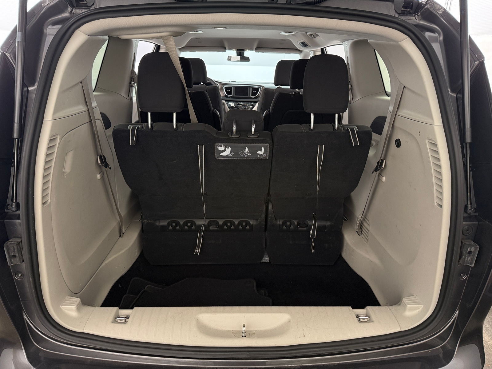 Thumbnail: 2020 Chrysler Voyager - 7