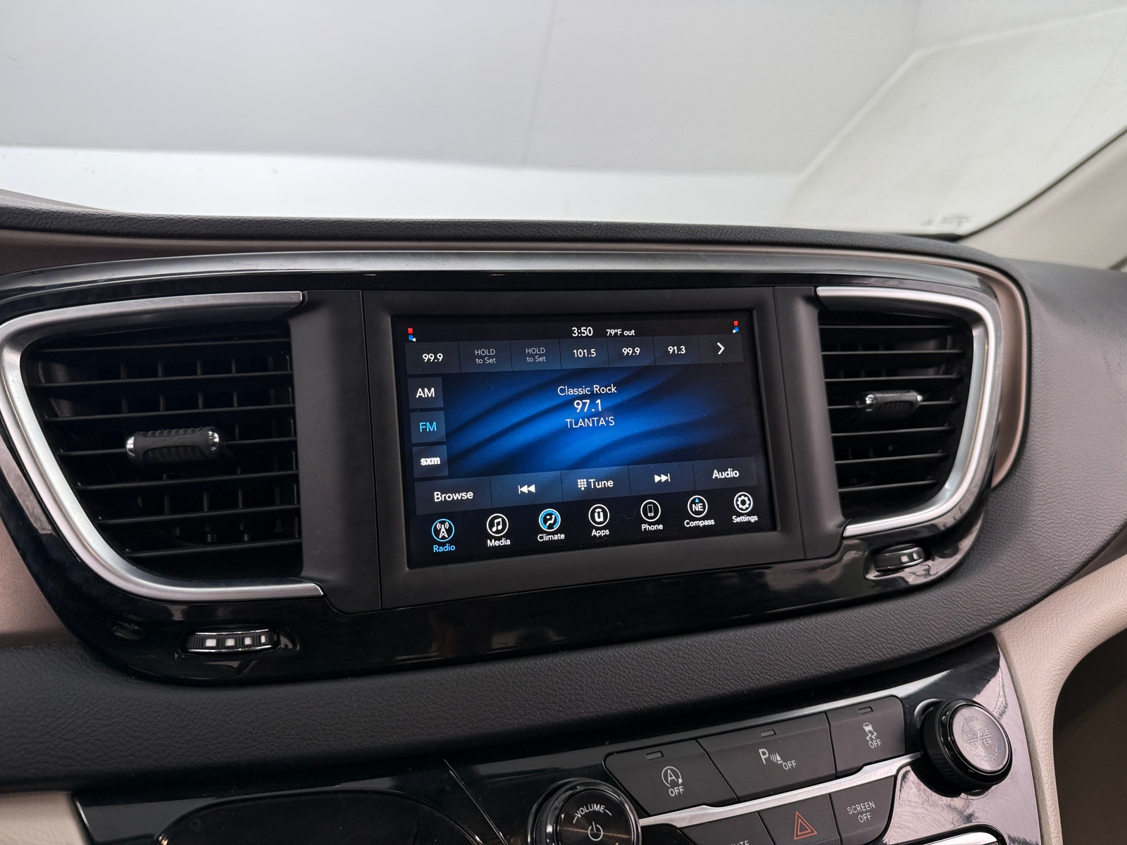 Thumbnail: 2020 Chrysler Voyager - 4