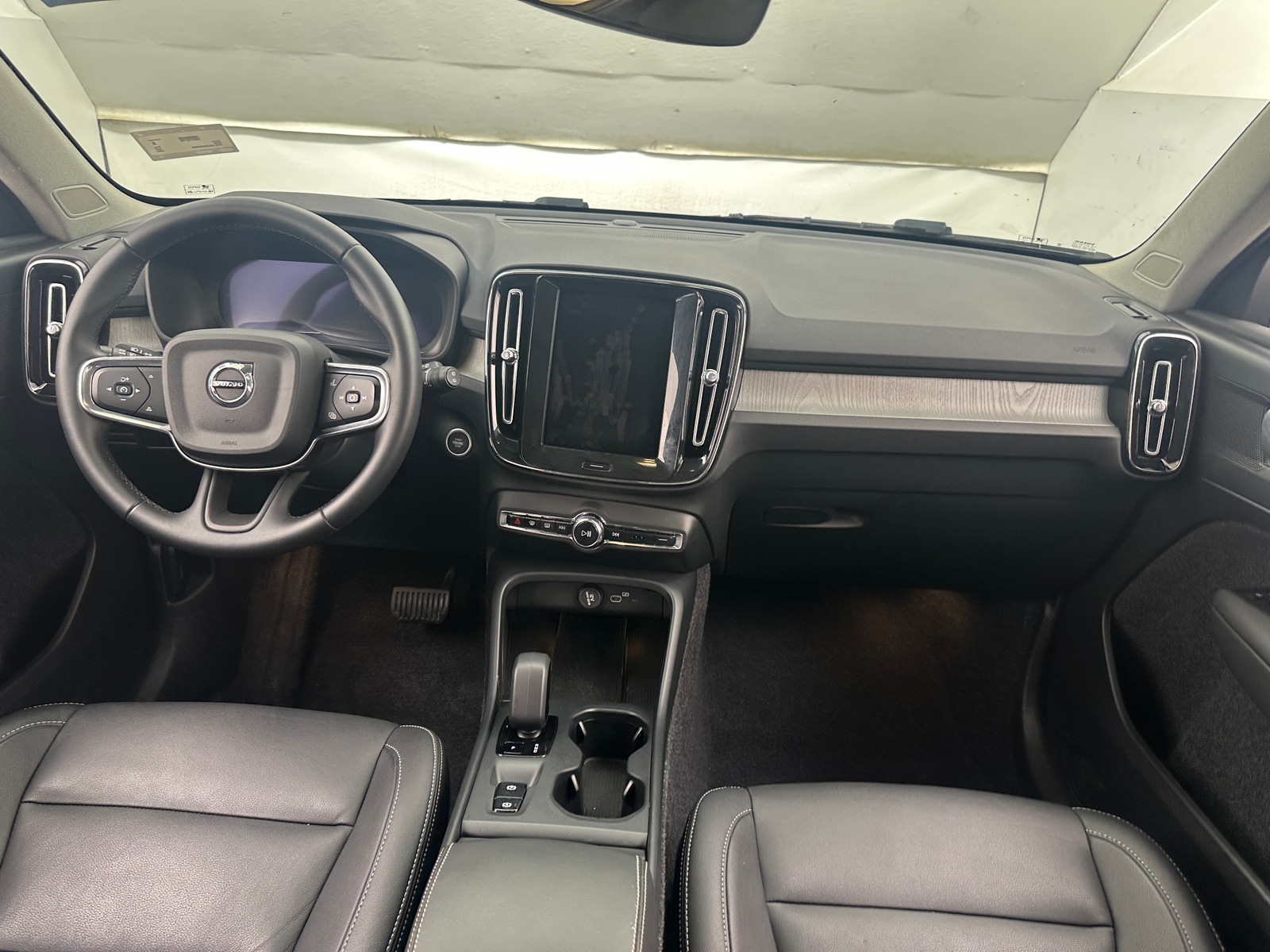 Thumbnail: 2025 Volvo XC40 - 3